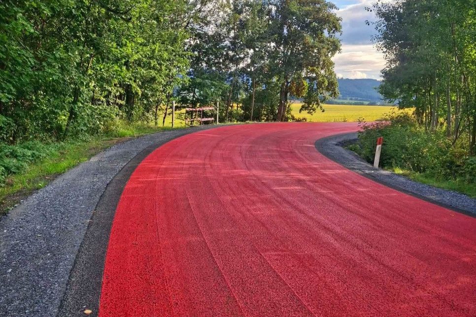 Na polskich drogach pojawił się czerwony asfalt. Co to oznacza dla kierowców?