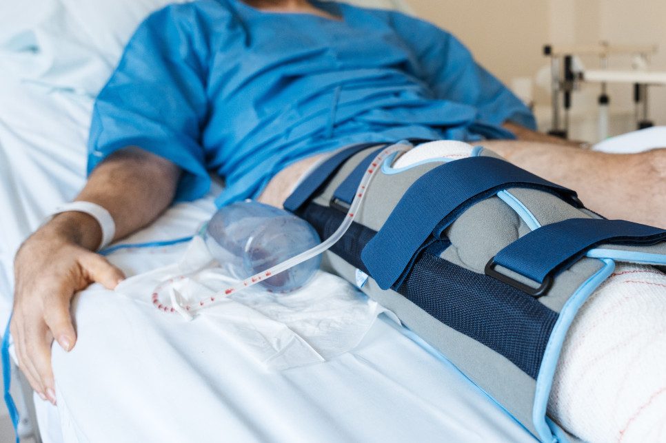 Pielęgniarz dusił pacjenta. Szpital nie wiedział, że jest skazany