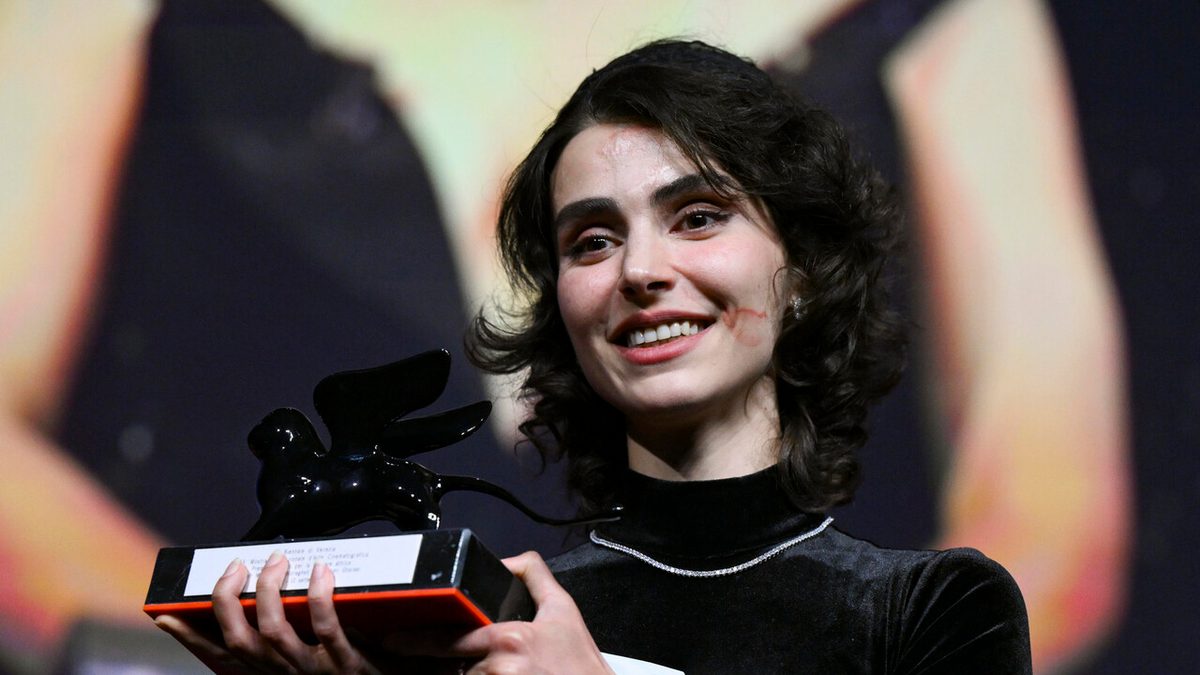 Marzban, dedico premio a Venezia a donne dell'Iran, un giorno nostro sogno si avvererà