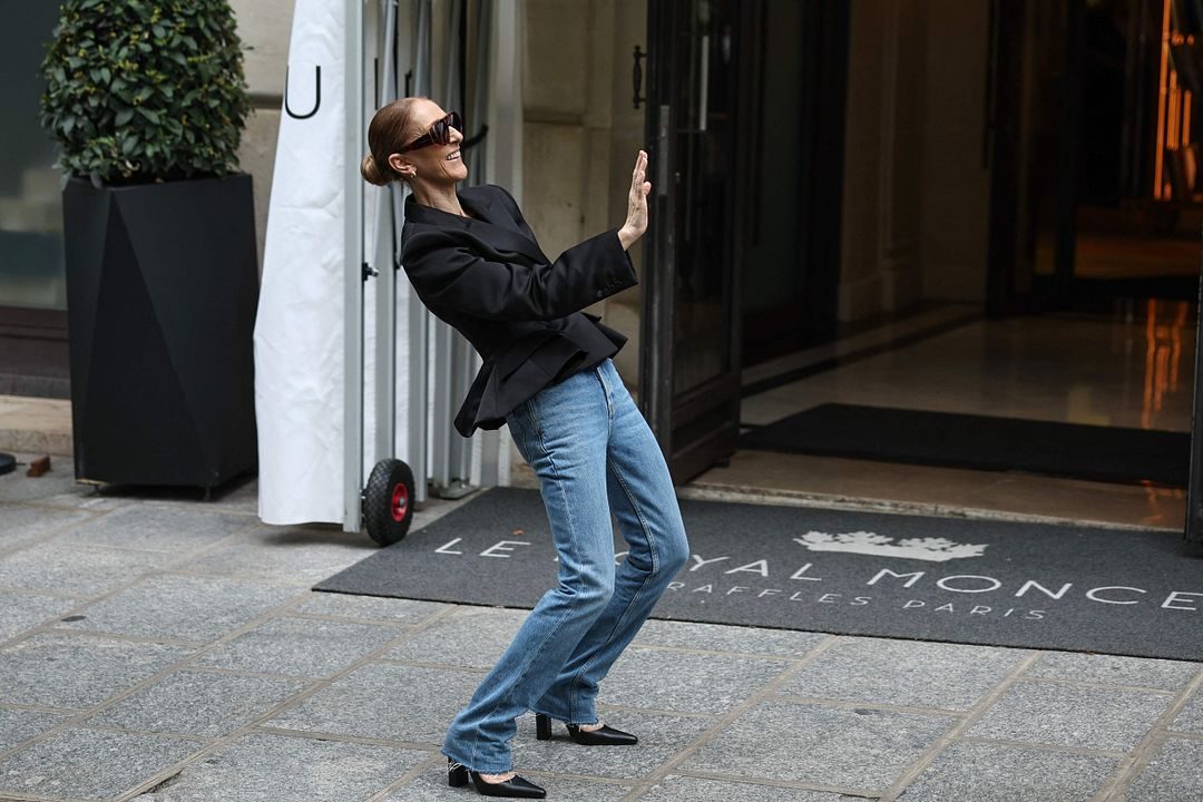 Titusener samlet i Paris: Céline Dion gjør comeback