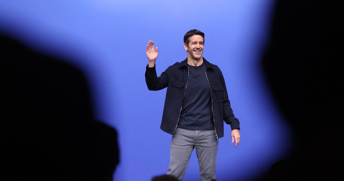 Lors de la keynote, le patron d'Apple a mis fin à 8 ans de rumeurs interminables et livré l'iPhone le plus cher de l'hi…