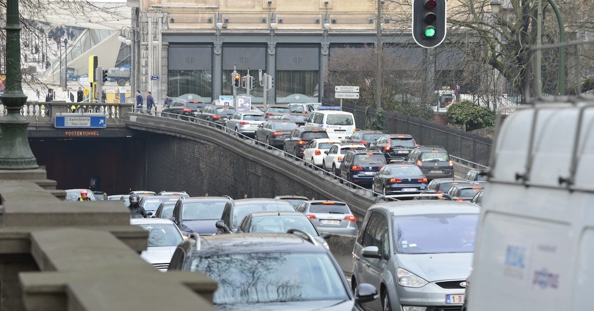 Incendie dans le tunnel Rogier à Bruxelles : “Le couple accompagné de son bébé a pu quitter le véhicule à temps et se m…