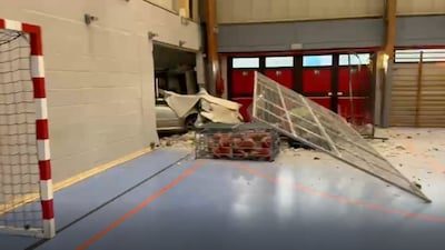 Auto rijdt opnieuw sporthal van Flémalle binnen, drie jaar na crash van OHL-speler Kiyine: inzittenden nog op de vlucht