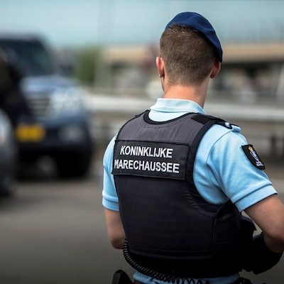 Verdacht pakket aangetroffen op militaire kazerne in Den Helder, kazerne deels ontruimd
