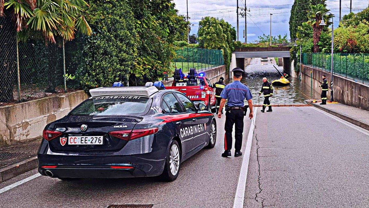 Udine, donna muore annegata nell’auto intrappolata in un sottopassaggio allagato. Disagi anche sulla linea ferroviaria