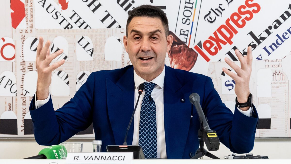 Legge elettorale, Vannacci provoca Fdi: “In Senato votino con noi e le opposizioni per le preferenze pure”