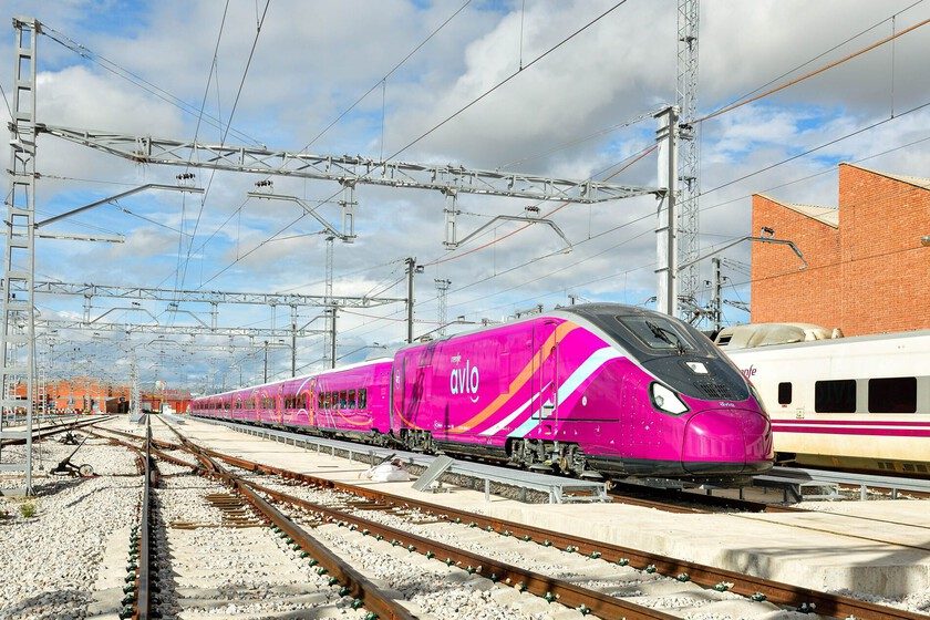 Renfe se planta ante los maquinistas: sus trenes Avril seguirán circulando a 300 km/h pese a las fisuras en sus bogies
