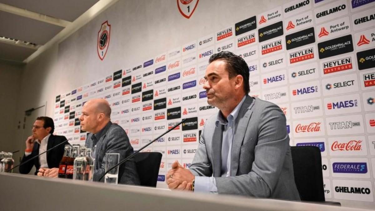 Overmars deja su cargo en el Royal Antwerp por motivos de salud: "Siento muy claramente que ya no puedo soportar esta v…