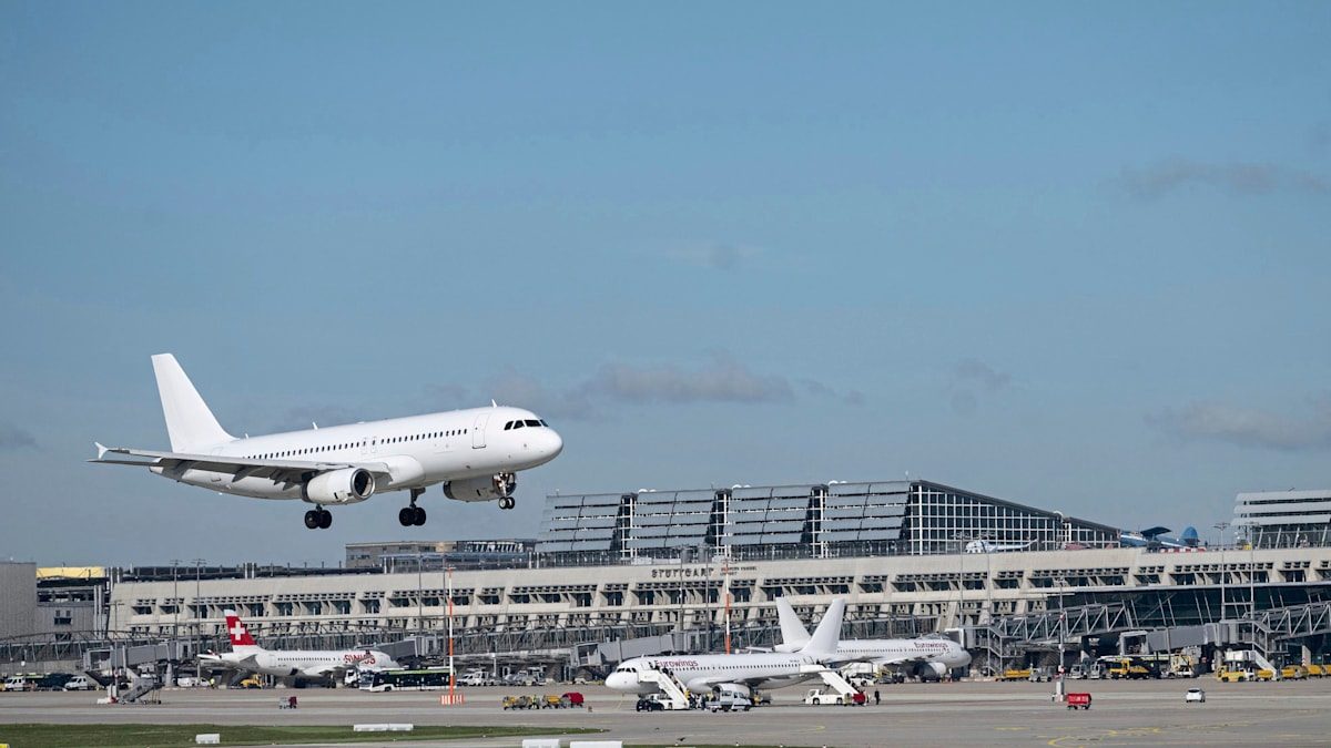 Polizisten bringen aggressiven Passagier aus Flugzeug und erhalten Applaus