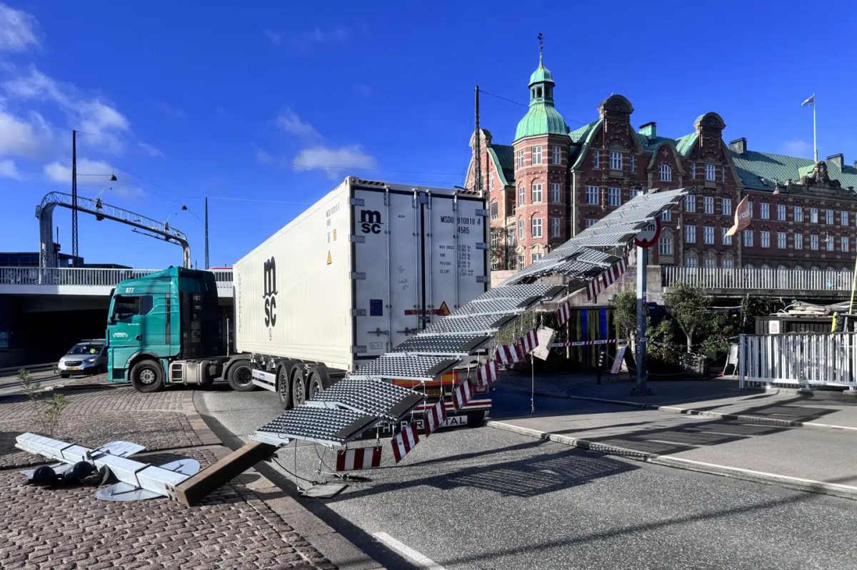 Lastbil kørte ind i Knippelsbro midt i morgenmyldretiden