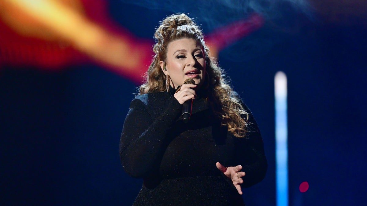 Sarah Dawn Finer och Perikles till byn när Forum firar 10 år