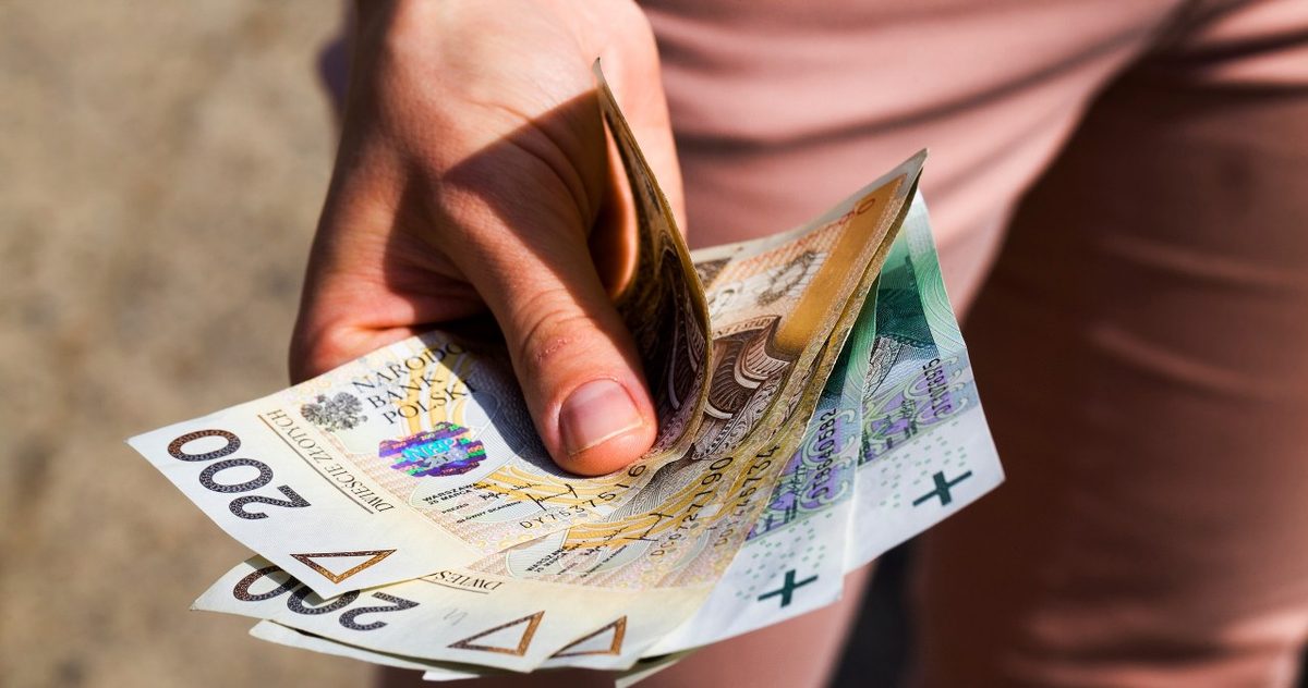 Płaca minimalna 2027. Na papierze 144 zł więcej, na konto trafi około 98 zł