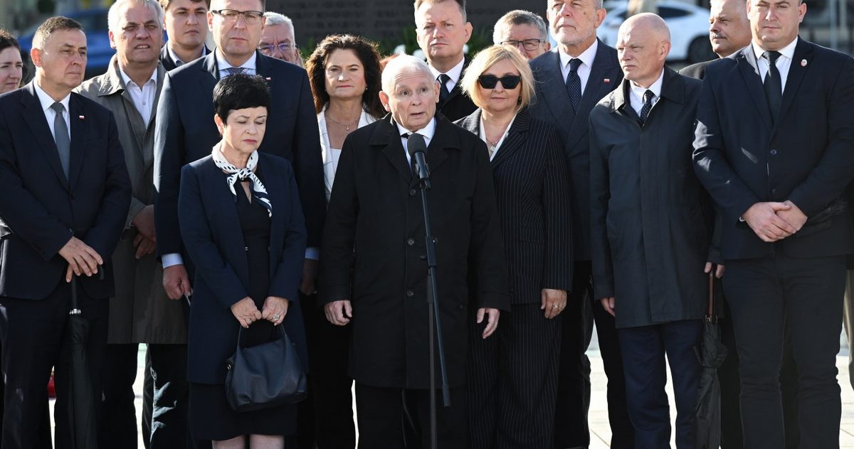 Gorąco na miesięcznicy, Kaczyński oburzony. Rozległy się krzyki