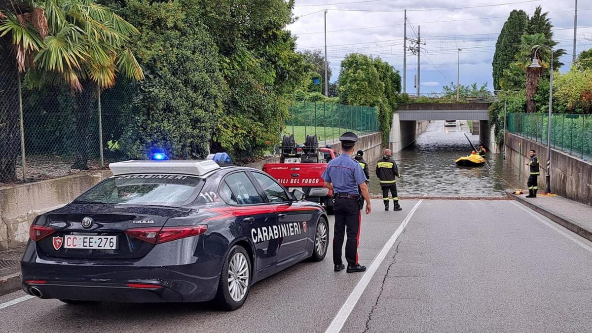 Maltempo, allerta meteo oggi in Italia. Donna muore annegata nell’auto intrappolata nel sottopasso