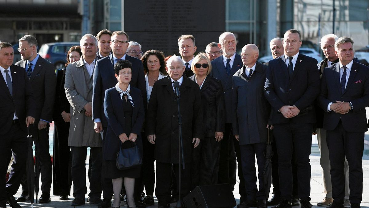 Krzyki podczas obchodów miesięcznicy smoleńskiej. Kaczyński: Mamy do czynienia z putinadą