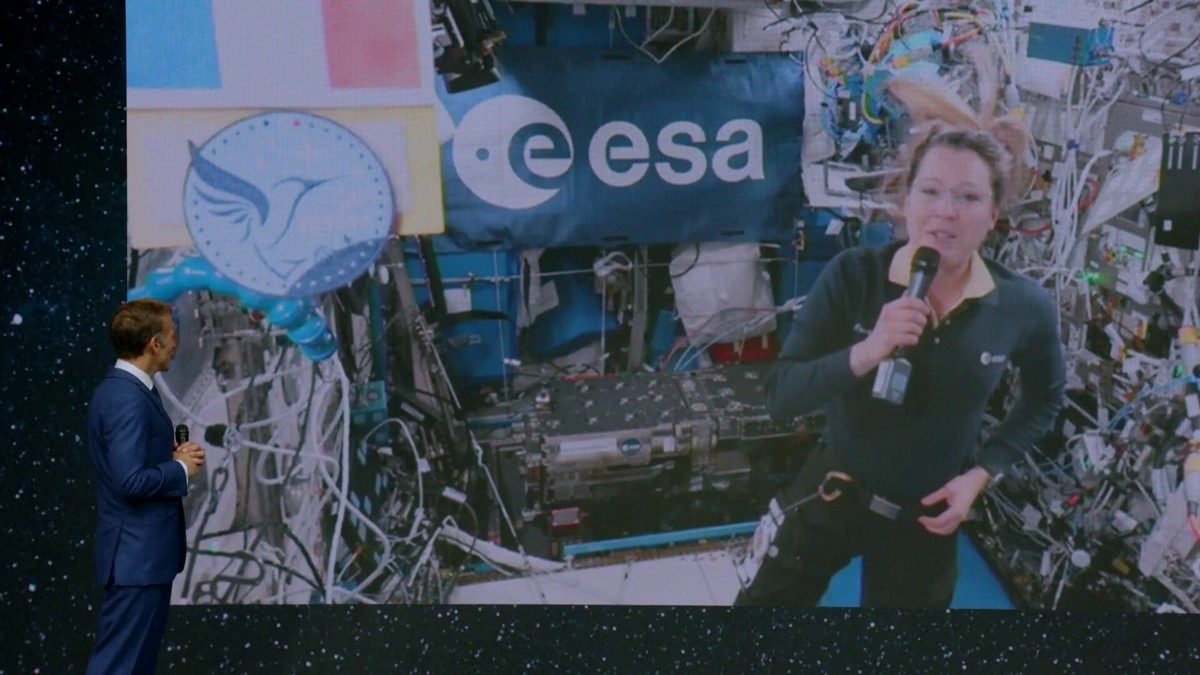 "Les Européens ont vibré avec vous": Emmanuel Macron félicite Sophie Adenot lors d'un échange avec l'astronaute dans l'…