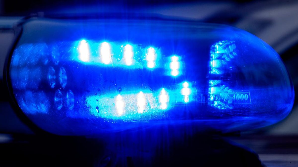 Von der Straße abgekommen: Auto prallt gegen Baum - Fahrer stirbt in Klinik