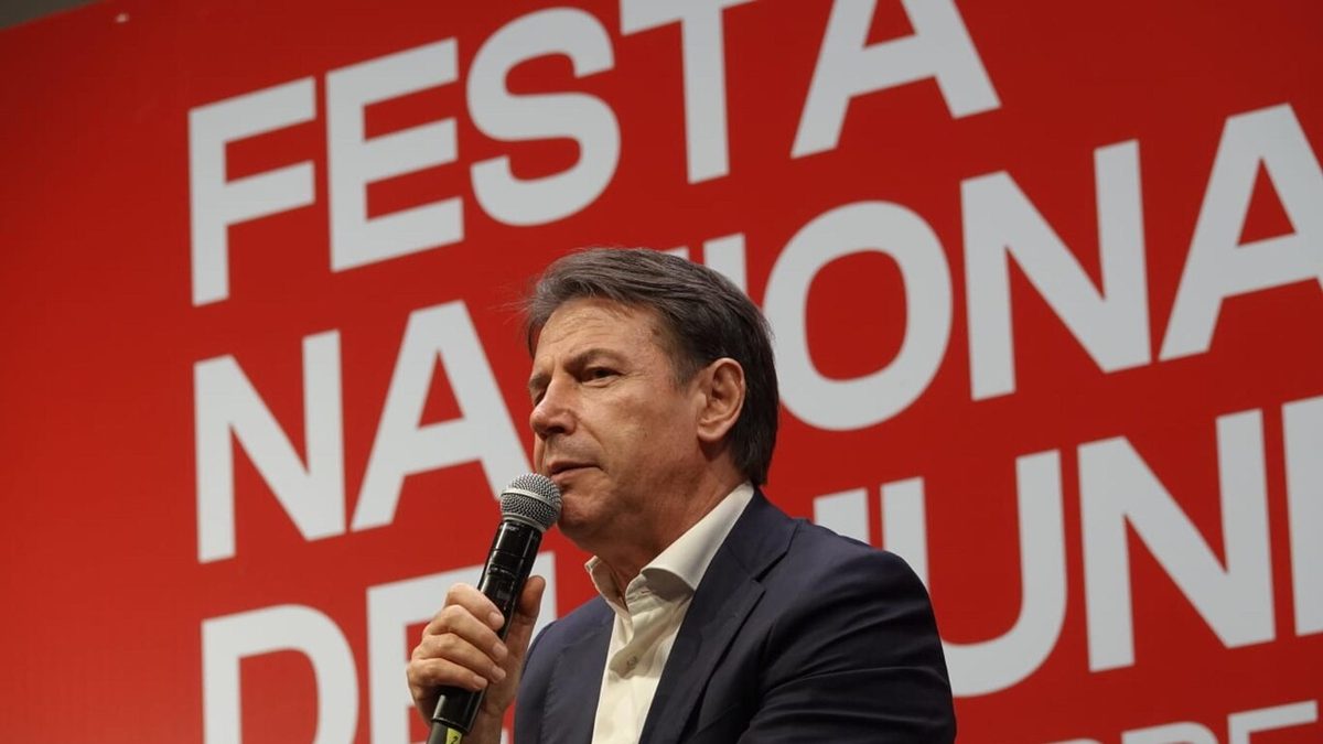 Applausi a Conte alla festa dell'Unità, 'ma per vincere andiamo oltre Renzi'