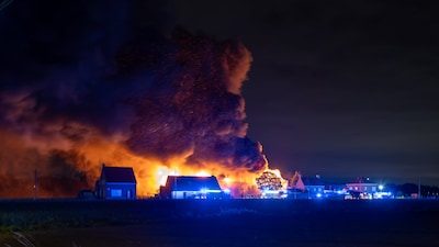 Zware brand legt magazijn vroegere Westorama in de as in Oostrozebeke: “Geen gevaar voor omwonenden”