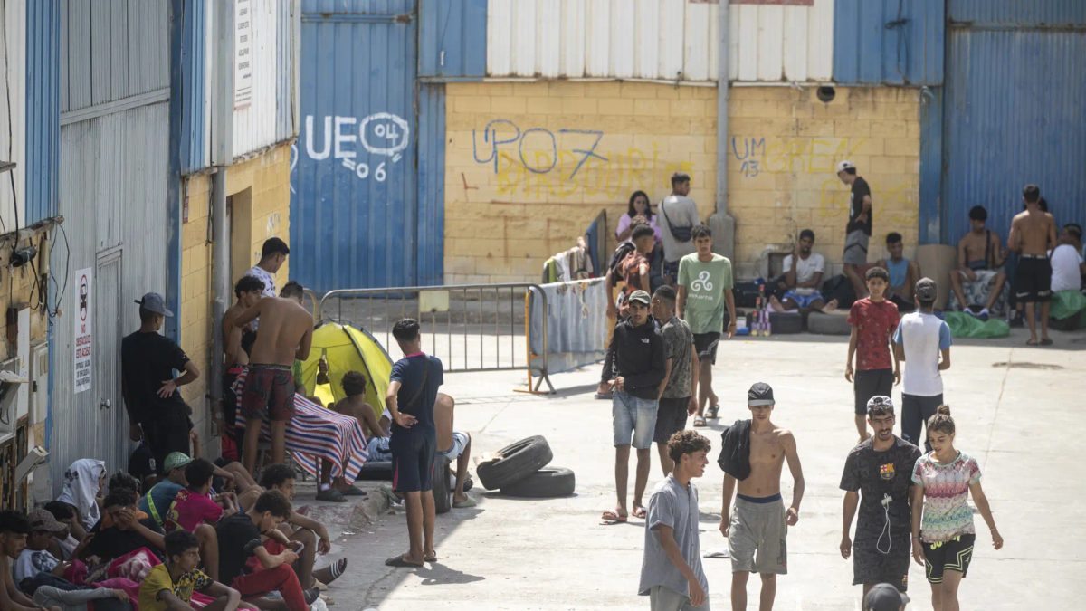 Tres migrantes detenidos en Ceuta tras robar la compra a un hombre a la salida de un supermercado