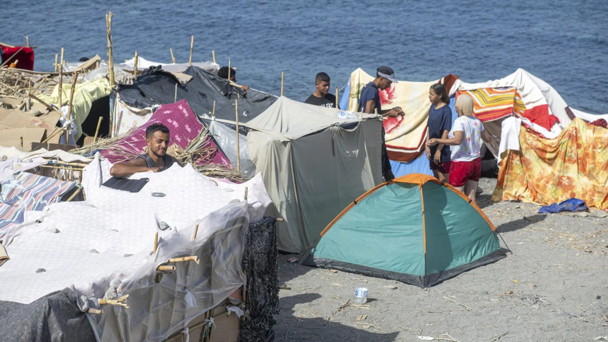 Los trabajadores de los servicios de limpieza de Ceuta, "al límite" por los miles de residuos que generan los migrantes