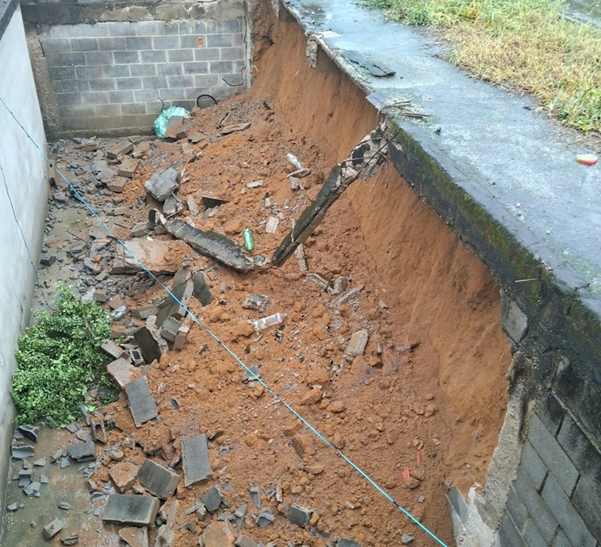 Chuva persistente causa alagamentos, queda de muro e árvore em Maricá