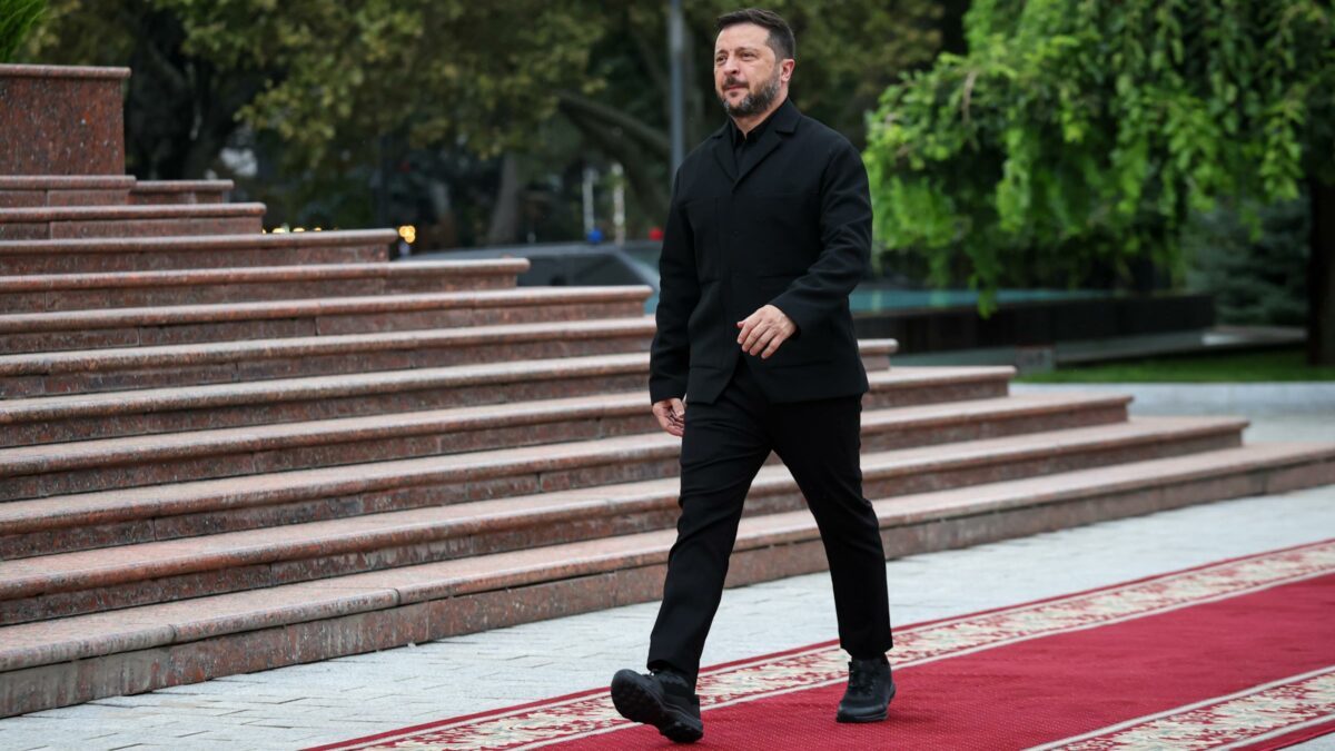 Zelensky torna a chiedere missili agli Usa e all’Europa: “Ci servono almeno 120 intercettori per Patriot al mese per l’…