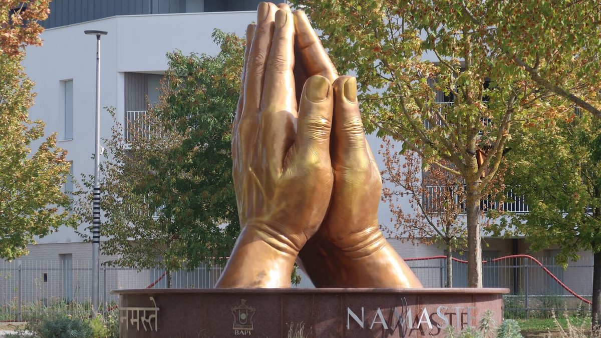 Un symbole religieux sur l’espace public ? Devant l’immense temple hindou, la statue du BAPS divise à Bussy-Saint-Georg…