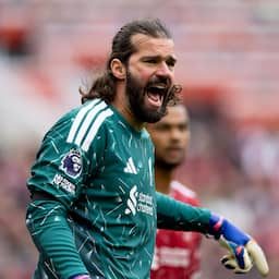 Liverpool-keeper Becker krijgt boete voor kapotschoppen wisselbord
