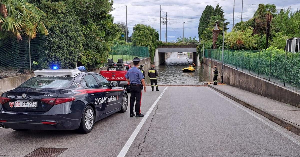 Resta intrappolata nell’auto in un sottopasso allagato: muore una donna di 83 anni