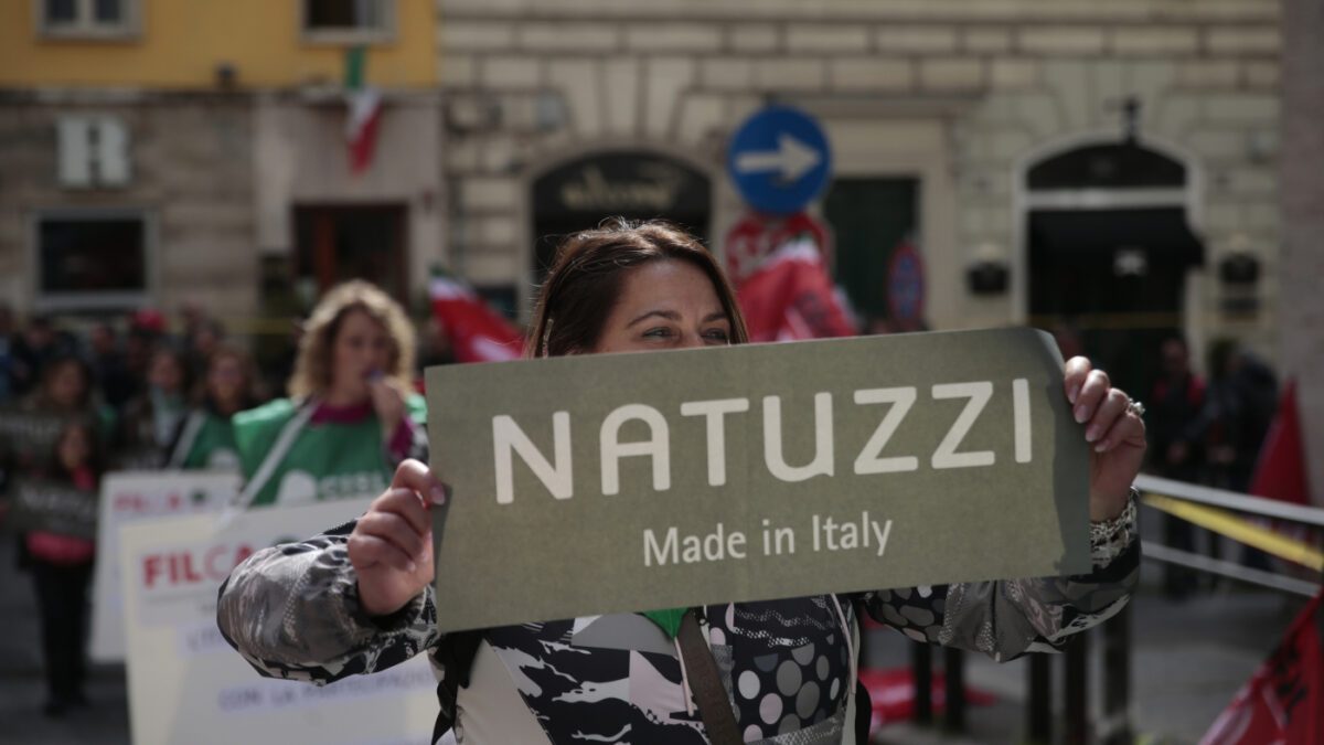 Natuzzi, stipendio di agosto in due tranche ai dipendenti: “Troppe assenze, produzione calata”