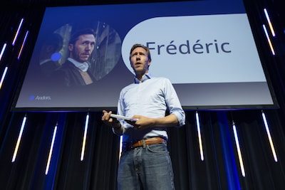 Anders tente de faire oublier l’épisode des chefs de groupe lors d’un “Festival des idées”