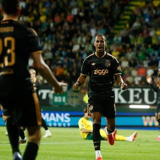 Ajax wint na rust ruim bij Fortuna (1-5), Brandt scoort op fraaie wijze