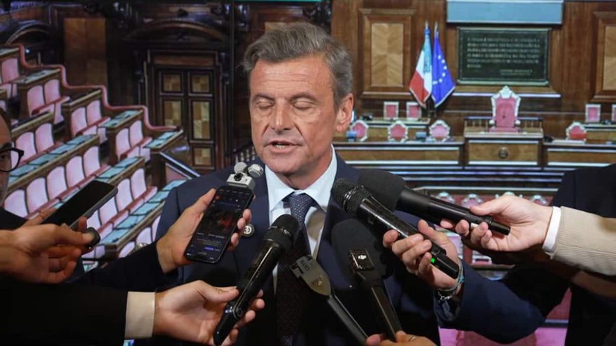 Calenda: "Centrosinistra riformuli emendamento preferenze con alternanza di genere"