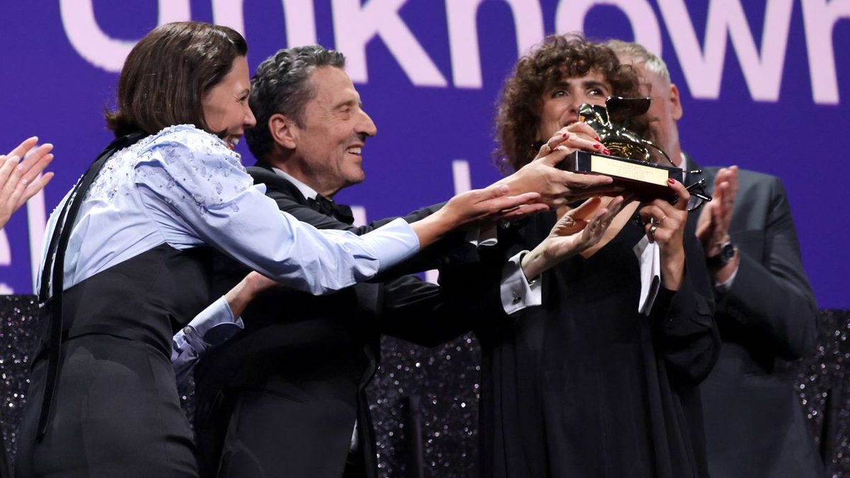 Maggie Gyllenhaal scherza sul Leone d’oro a Woman Unknown: «Non ho neanche visto il film, ho solo pensato: è diretto da…