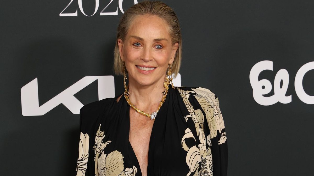 Sharon Stone: «Sono casta da parecchio tempo: le relazioni occasionali mi hanno annoiato. Voglio stare soltanto con qua…