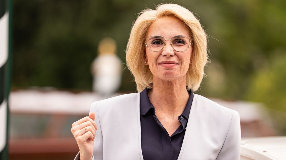 Emanuela Fanelli invecchiata di 20 anni, a Venezia sfida i rituali estetici del Festival