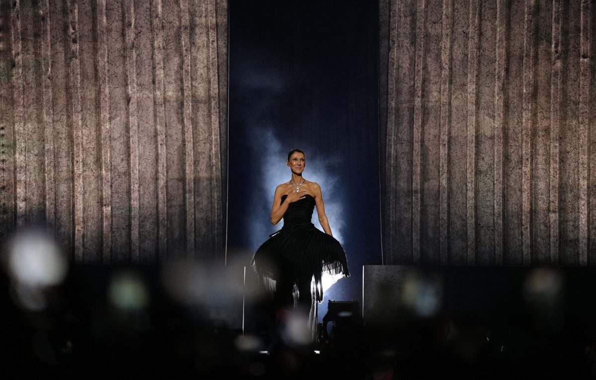 EN DIRECT Céline Dion en concert à Paris : Très émue, la chanteuse salue ses fans... « Je suis debout sur scène »...