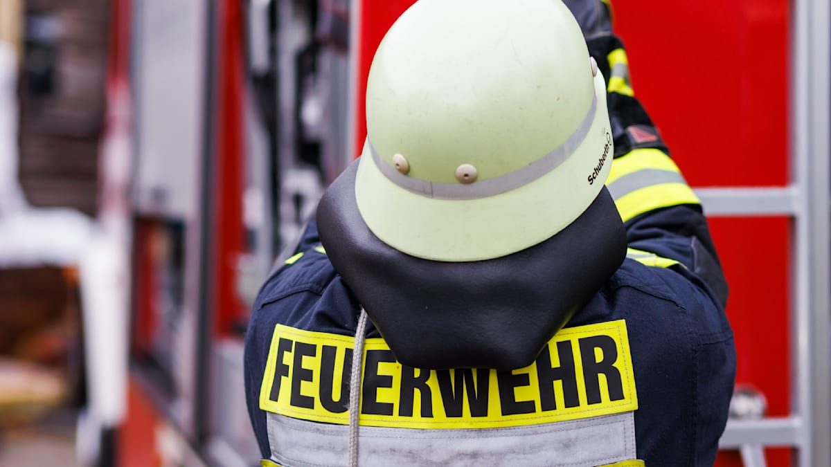 Feuerwehr befreit 19-Jährigen aus Wrack nach Unfall in Hinte