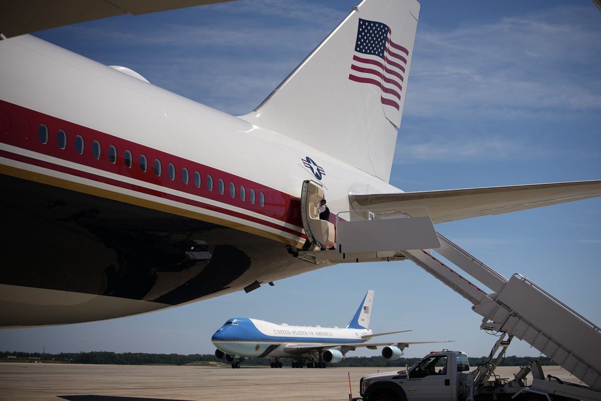 Zjeżdżalnia ewakuacyjna rozłożyła się w "tymczasowym Air Force One" przed lotem Trumpa