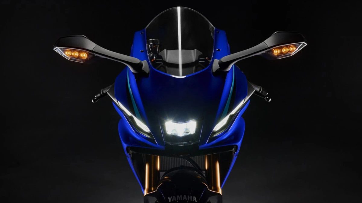 Yamaha R7 dostała technologię z R1. Takiego skoku jakościowego brakowało tej maszynie