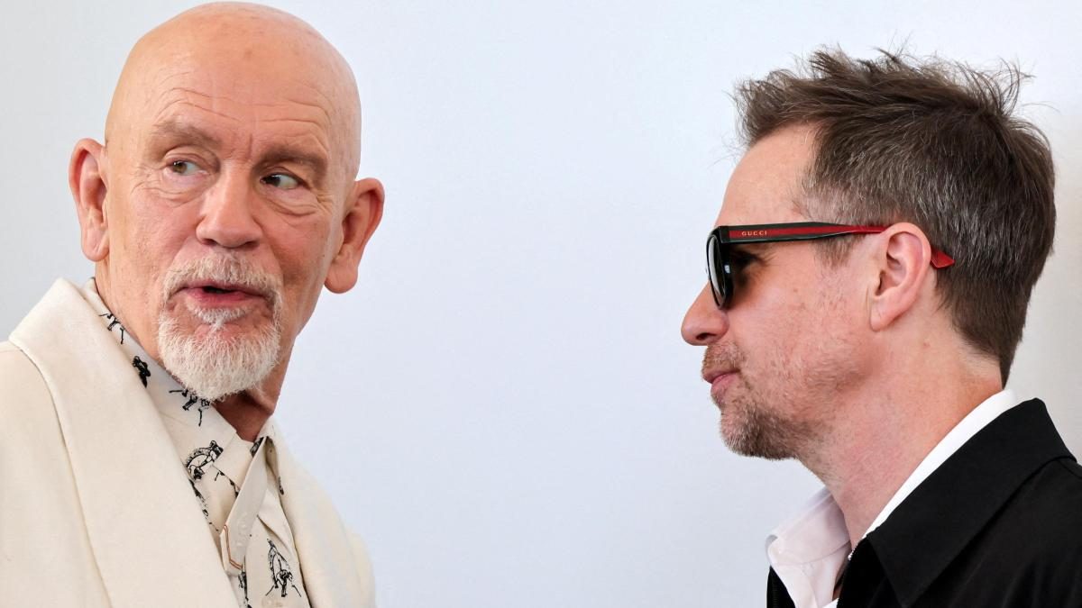 John Malkovich gana la Copa Volpi a mejor actor por su papel de agente desencantado de la CIA