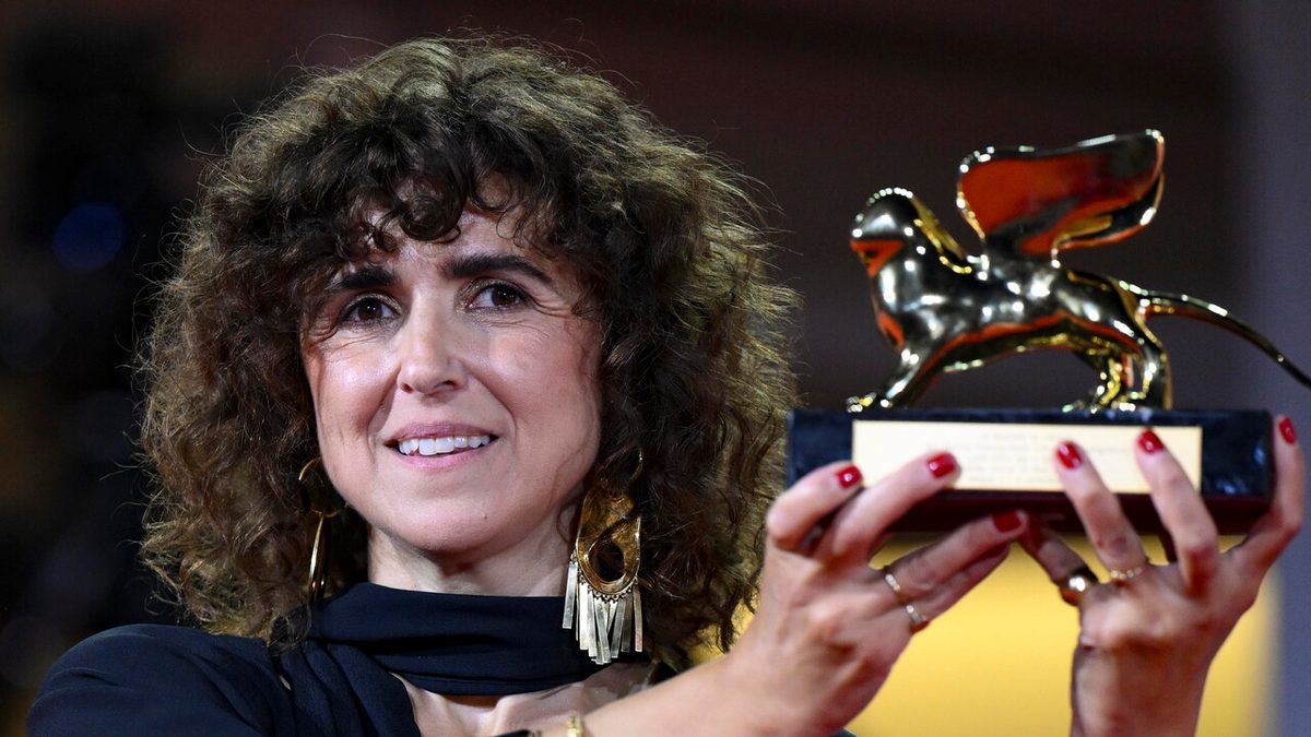Venezia, vince la regista May el-Toukhy, sul palco le guerre con Naza e Dau