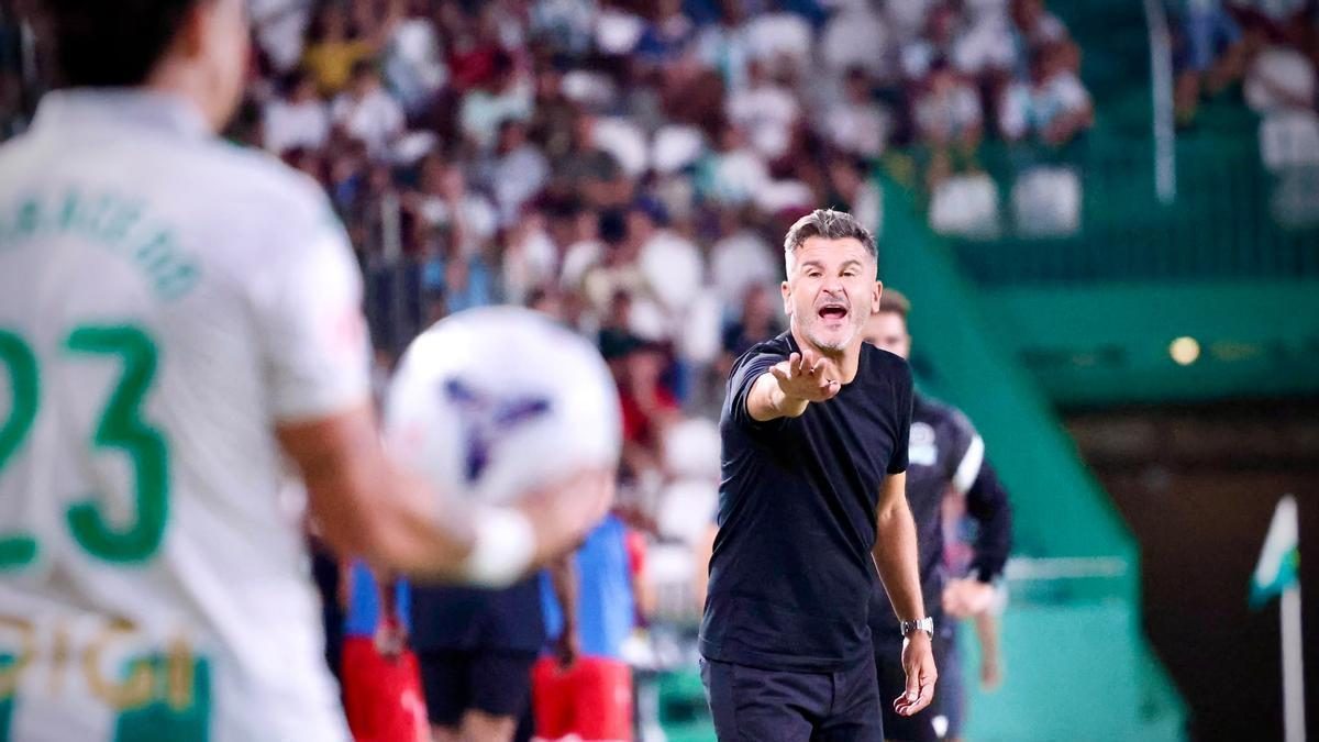 Iván Ania, tras la derrota ante el Almería: "Tenemos una idea muy clara de cómo queremos jugar y no la voy a cambiar"