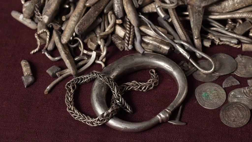 Deen vindt in achtertuin bij toeval grootste Vikingschat ooit