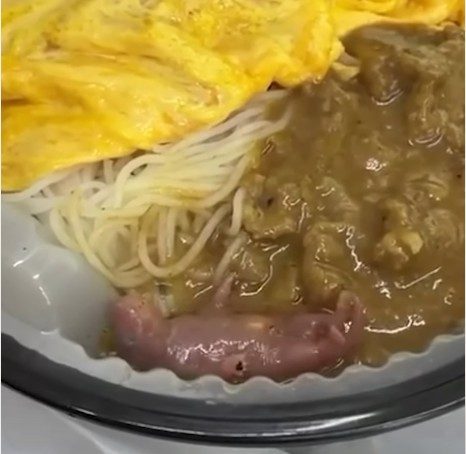 Ordina il pranzo da asporto in un ristorante vicino all’ufficio e ci trova dentro un topo vivo: il video choc fa il gir…