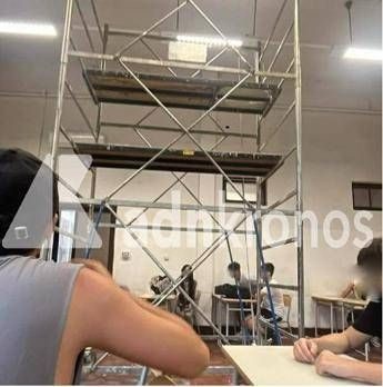 Primo giorno di scuola, a Roma studenti in classe con l'impalcatura