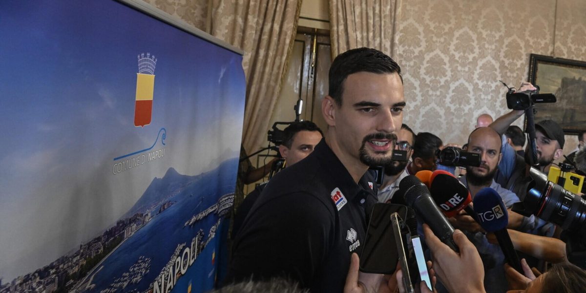 Plebiscito azzurro: nel cuore di Napoli col tifo di Mattarella