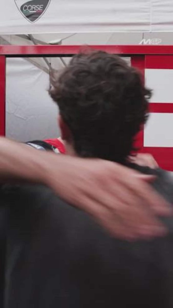 Capotecnico si fa capelli biondi, la reazione di Marquez