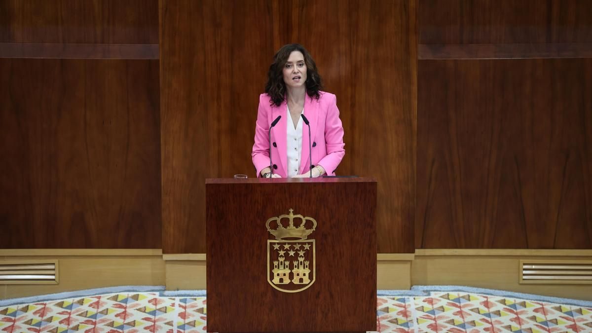 Ayuso camufla la crisis del ático con 100 medidas y críticas a Sánchez en el debate sobre Madrid